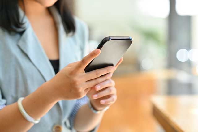 スマホ　女性　電話