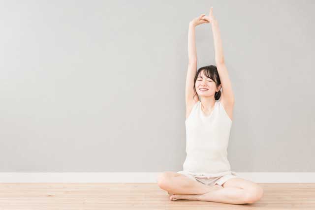 女性　背伸び