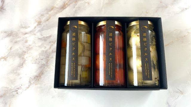 瓶に詰められたピクルス