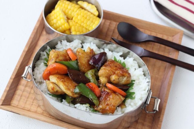 「鶏と夏野菜のカレー照り焼き」「レンジとうもろこし」2品弁当