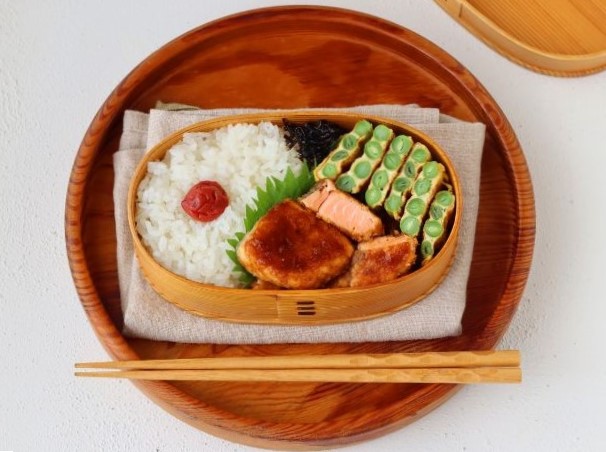 「塩鮭ソースカツ」「さやいんげんのピカタ」2品弁当