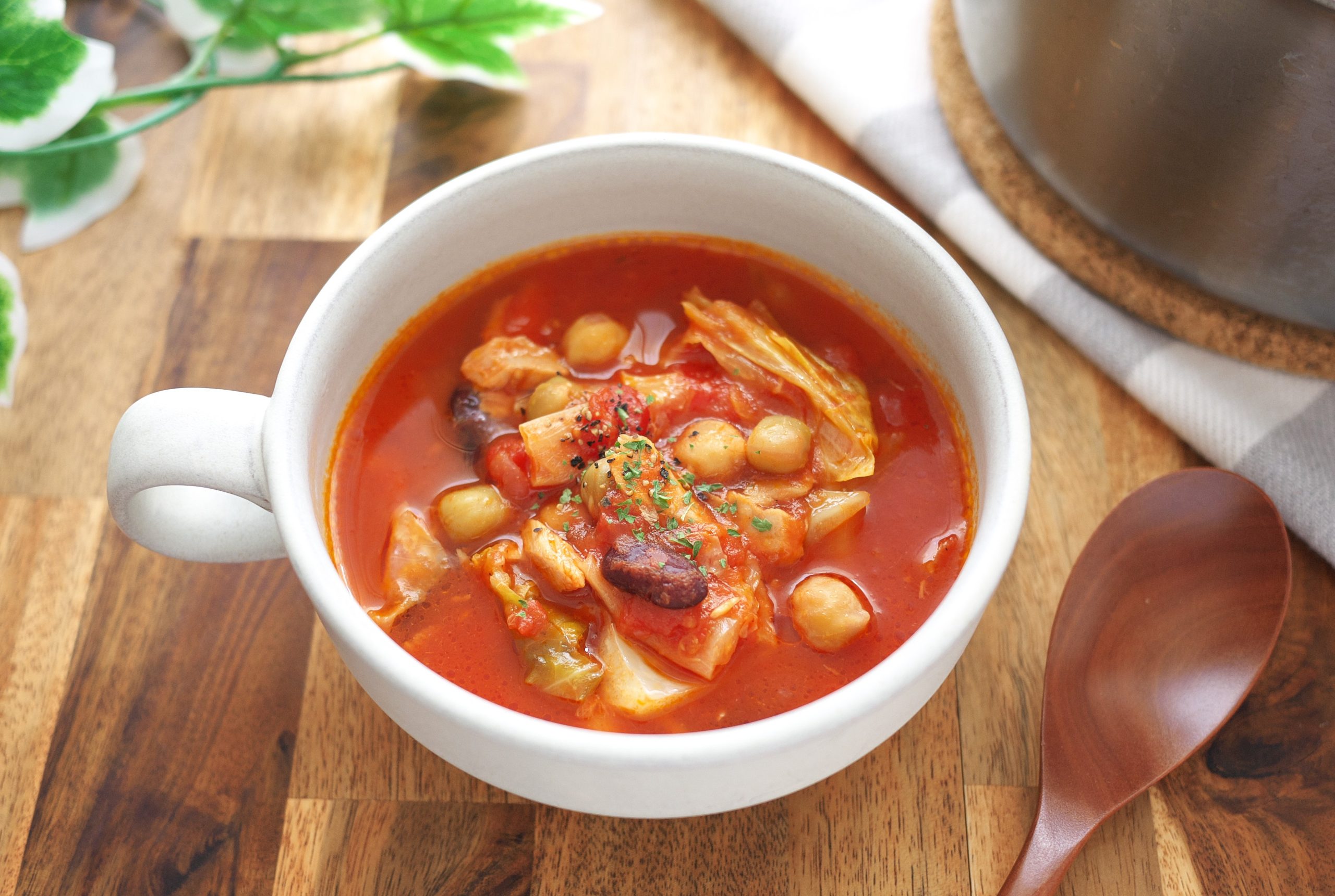 糖質控えめレシピ！簡単「豆とキャベツのダイエットトマトスープ」