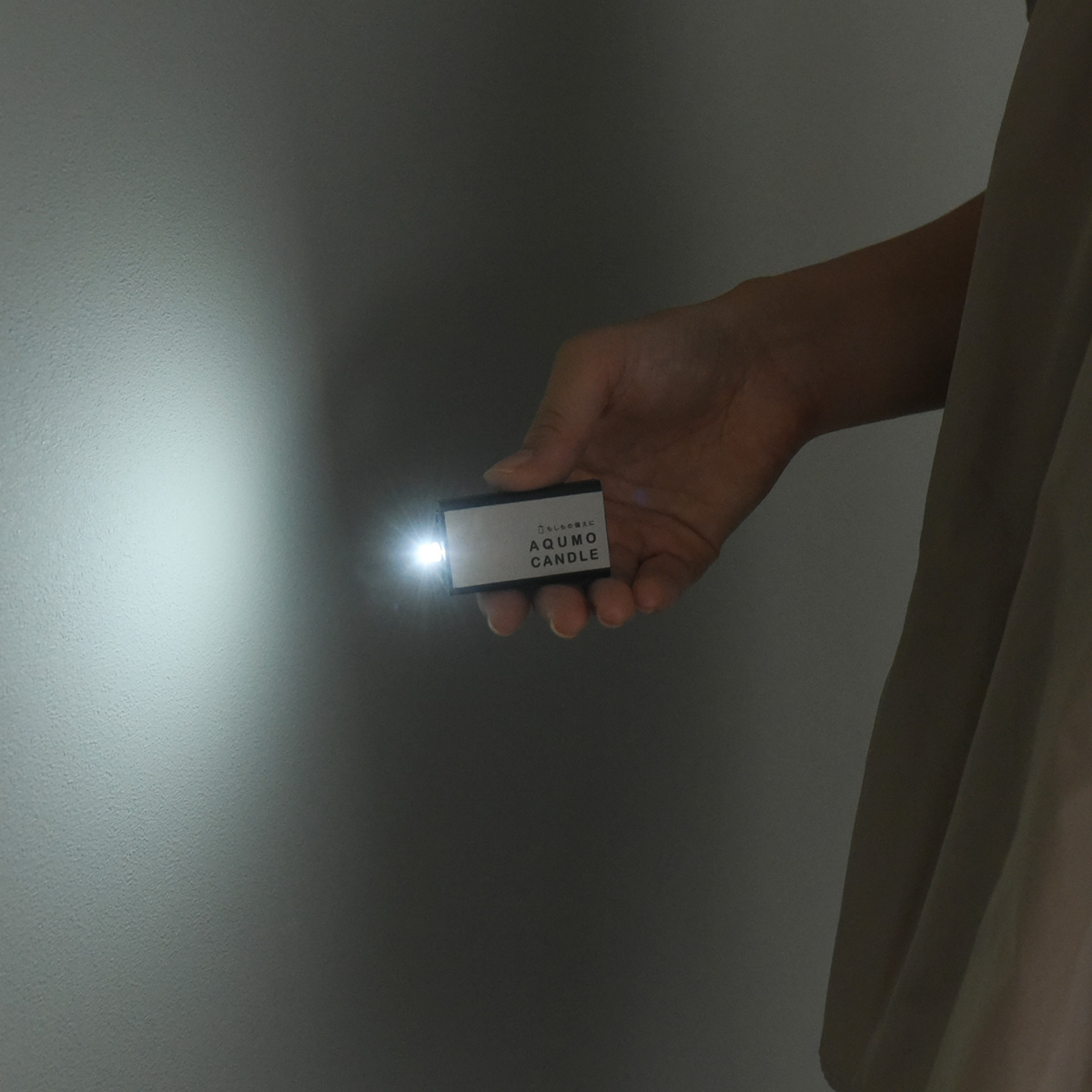 いざという時のお守り！たった1mlでピカーンと光る「水だけで光るLEDライト」【アンジェ別注】