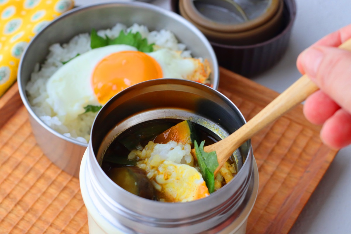 めんつゆで簡単！「夏野菜の和風ポークカレー」「目玉焼きごはん」2品弁当
