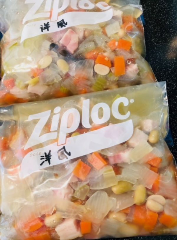 小分けに冷凍したスープの具材