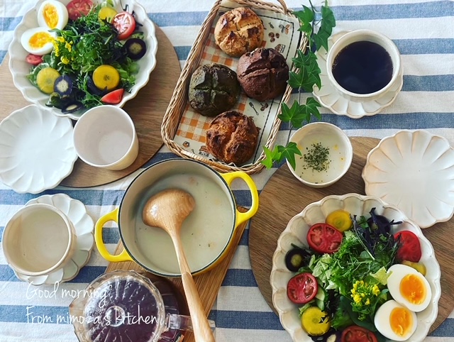 テーブルに並んだ朝ごはん