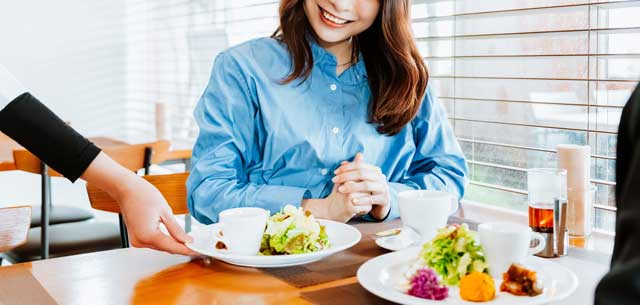 外食 女性
