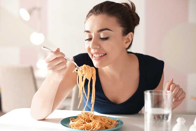 食べる女性