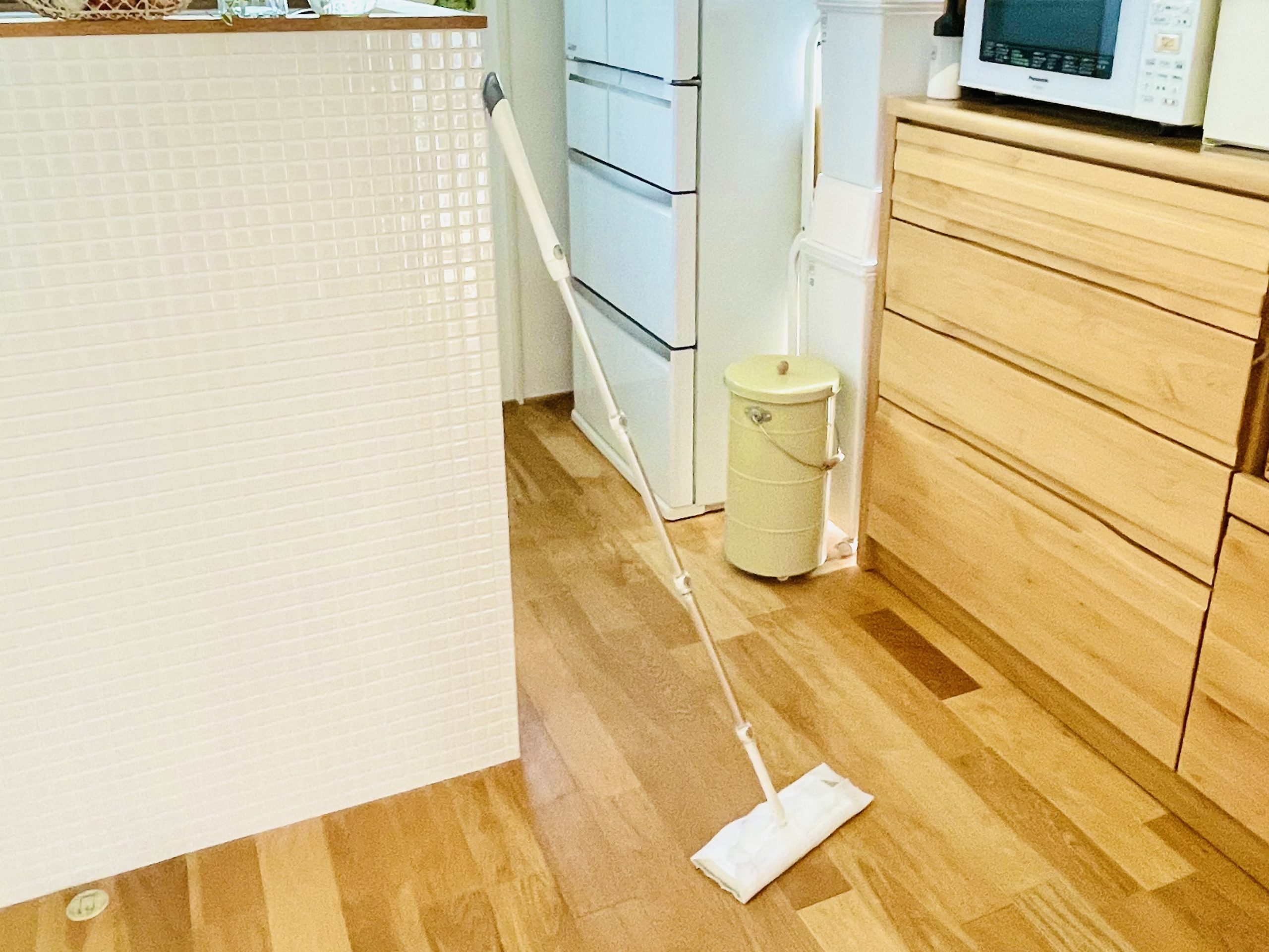 汗だくで掃除機をかけたくない…！プロがすすめる「朝のラク掃除術」