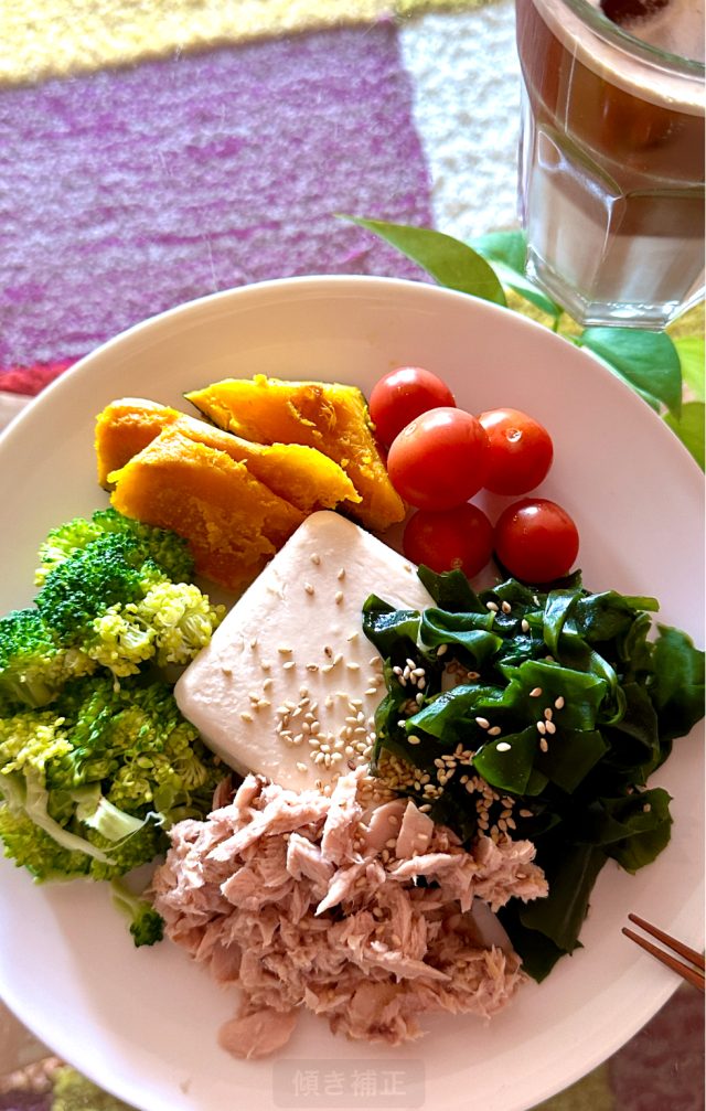 野菜や鶏肉のサラダ
