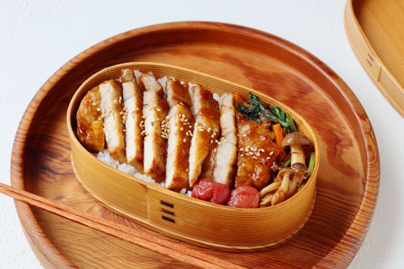 焼肉のたれで楽ちん！「ポークステーキ」「小松菜としめじの炒め煮」2品弁当