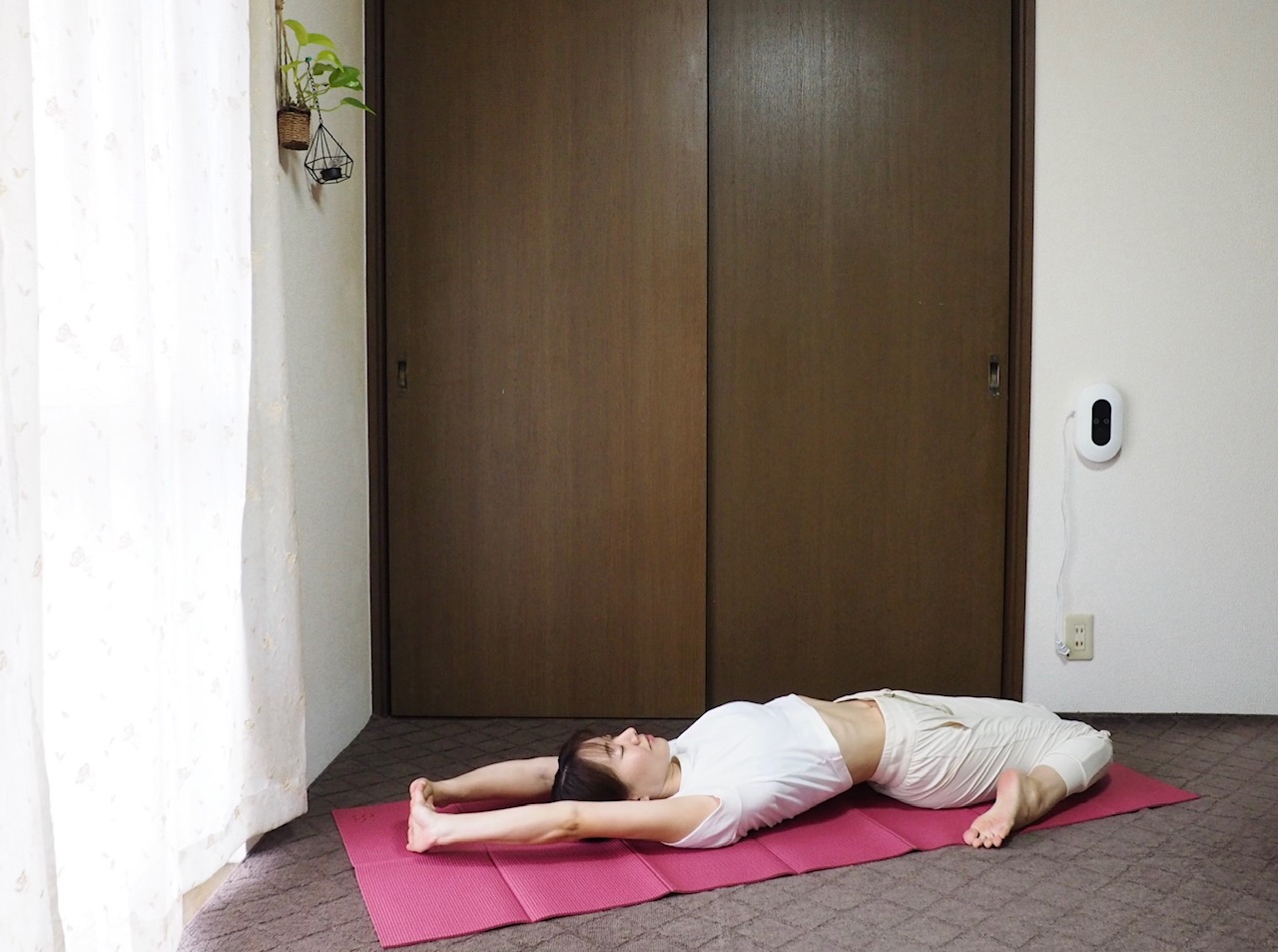 【起床後ベッドで5呼吸】長引く暑さでバテ気味の朝に！「胃腸の調子を整える」仰向けストレッチ