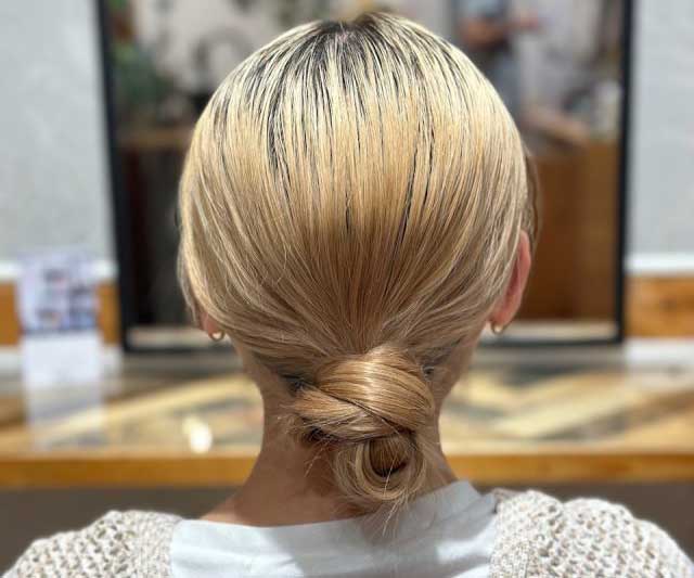 首元すっきり！「ゴム1本だけ」の簡単お団子ヘアアレンジ♪