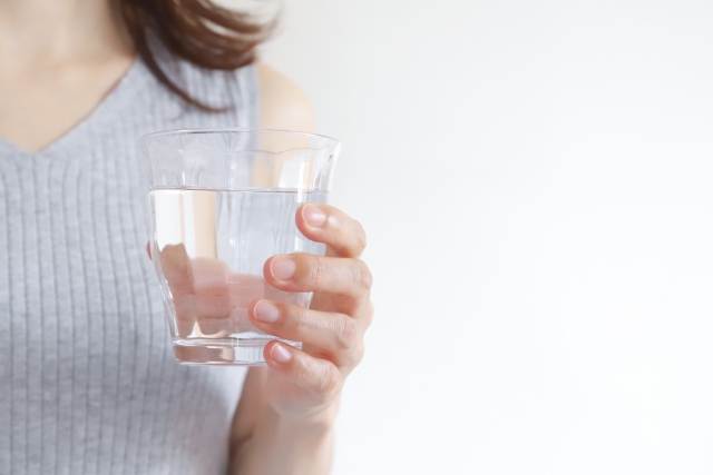 シンプルな習慣で腸を整える！「朝コップ一杯の水」に期待できる効果3つ
