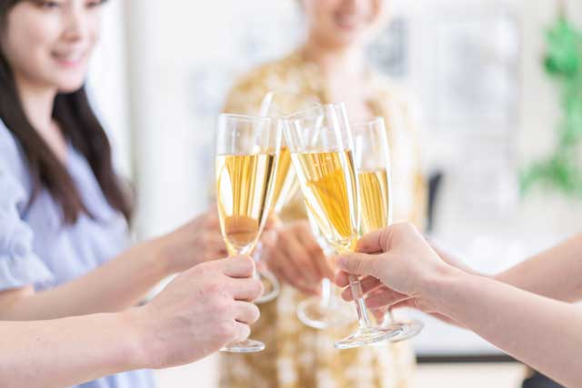 グラスは合わせてよいの？シーンによって変わる「乾杯のマナー」