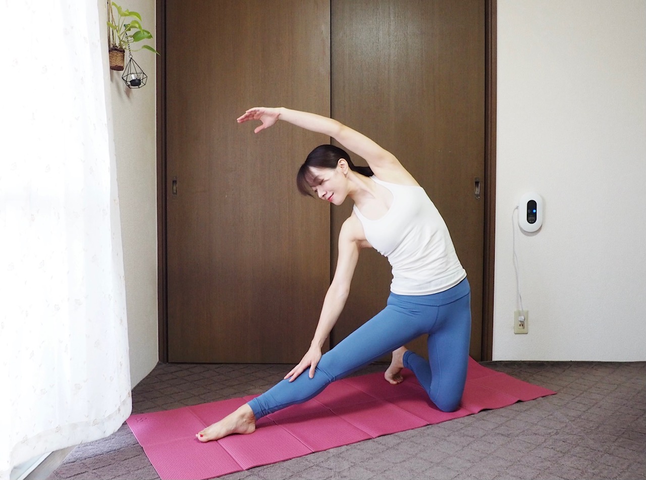 【1つの姿勢で3つのストレッチ】「ウエストの引き締め」に効果的（強度★×1）