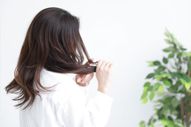 秋は一年で1番髪がよく抜ける！すぐやりたいセルフケア方法2つ