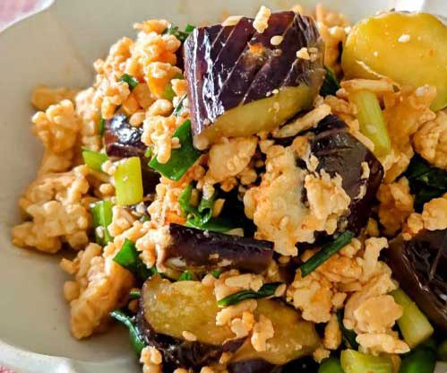 食欲の秋！うつわを抱えて食べたい「秋ナスと鶏ひき肉のピリ辛炒め」