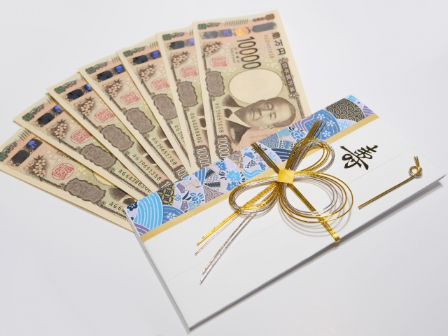 どう思う？結婚式のご祝儀に「新一万円札」はマナー違反なのか