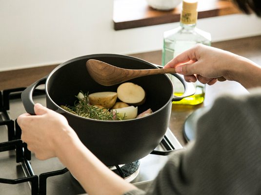 もっと簡単においしく。初心者でも「煮物上手」になれる調理道具5選