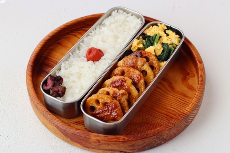 輪切りでサクッ！「れんこん肉巻き」「小松菜とレンジ炒り卵の和え物」2品弁当