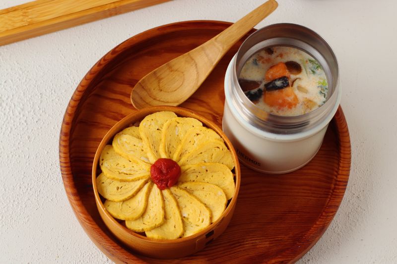 簡単華やか！「塩鮭ときのこの味噌ミルクスープ」「菊花卵焼き丼」2品弁当