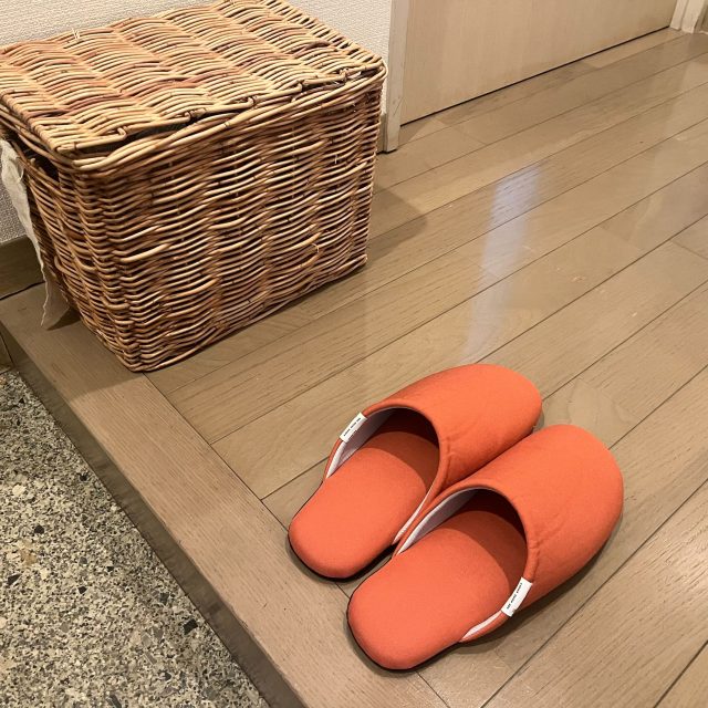 玄関に置いてある 洗えて脱げにくいスリッパ