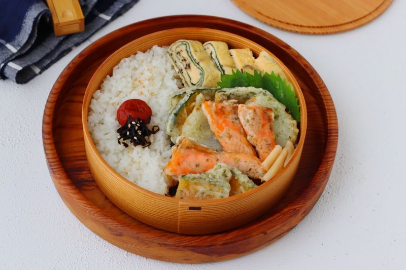 残った3切れで簡単！「刺身と野菜の磯辺揚げ」「塩昆布と大葉の卵焼き」2品弁当