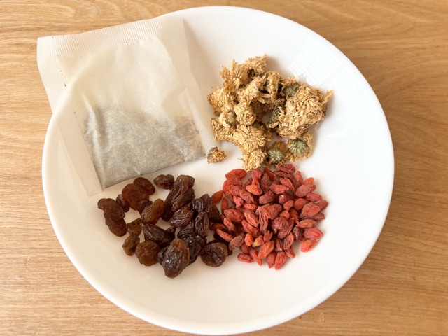 デスクワークの味方！「目の疲れ」を和らげる薬膳茶のすすめ