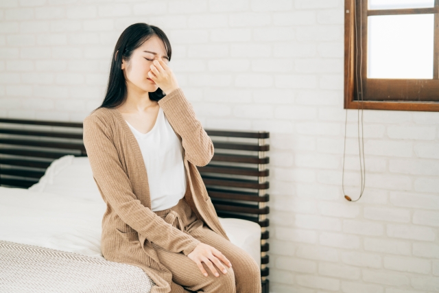 パソコンやスマホの使いすぎが原因…つらい「疲れ目」を防ぐケア