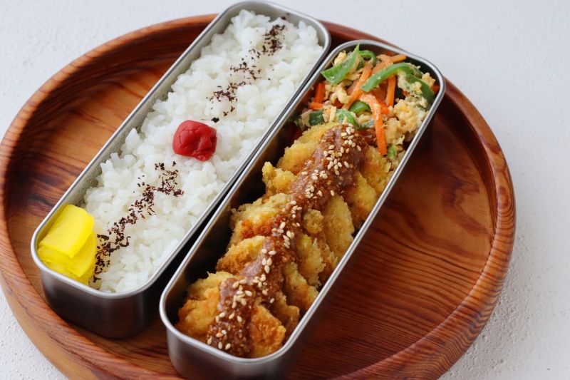 薄切りの鶏もも肉が◎！「チキンカツ」「ピーマンとにんじんのレンジしりしり」2品弁当