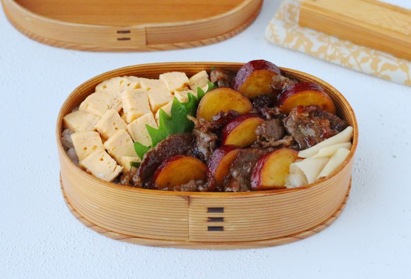 ごちそうのっけ弁当「牛肉とさつまいものしょうが焼き」「色紙切り卵焼き」2品弁当