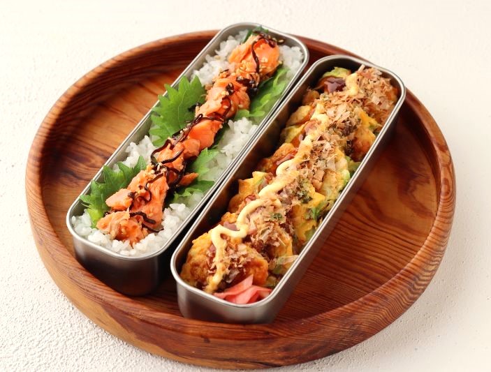 ボリューム満点！お好み焼き風「豚とキャベツのピカタ」「レンジ鮭フレーク」2品弁当