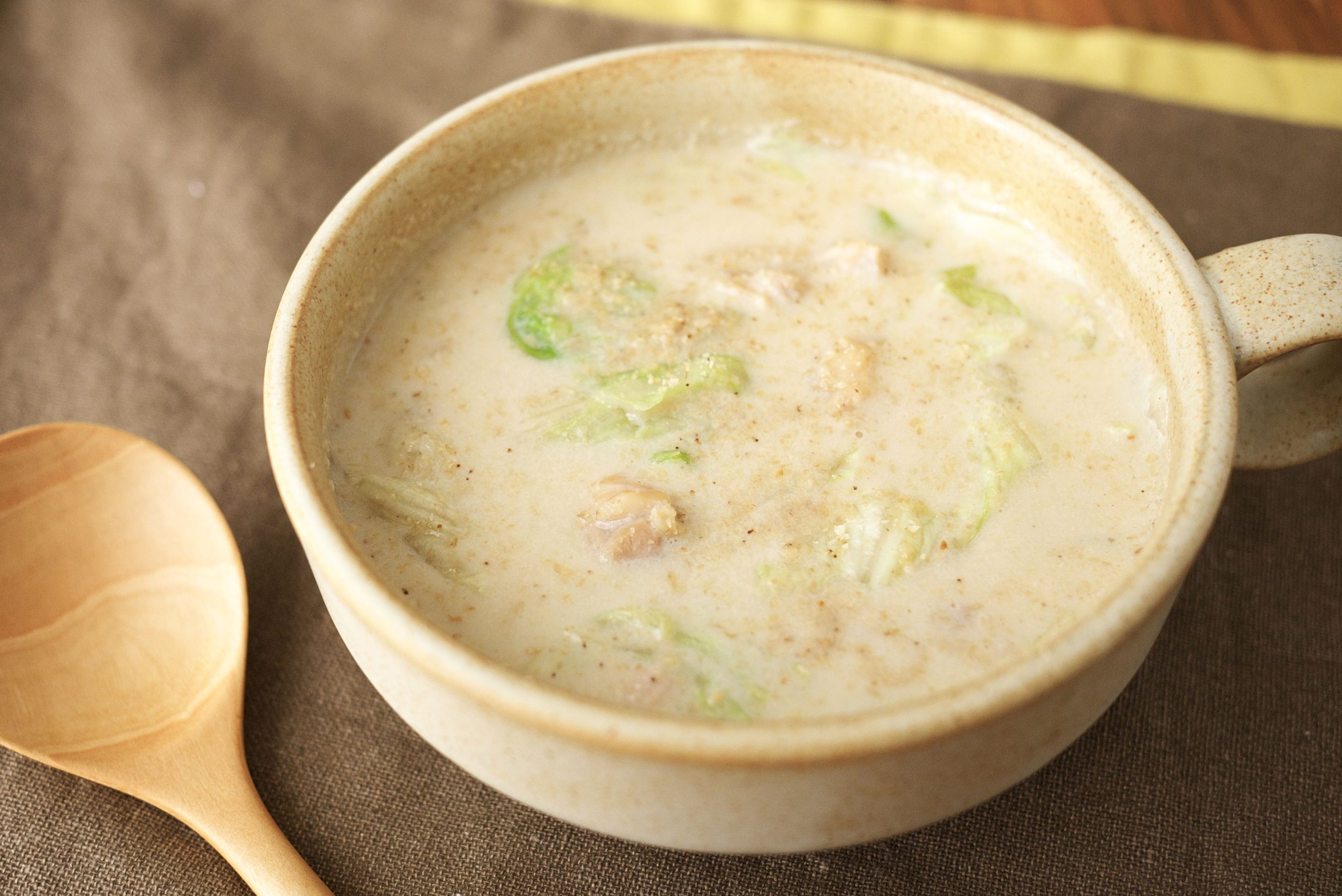 レンジで簡単♪冷え対策におすすめ！「ごまたっぷり豆乳鍋風スープ」