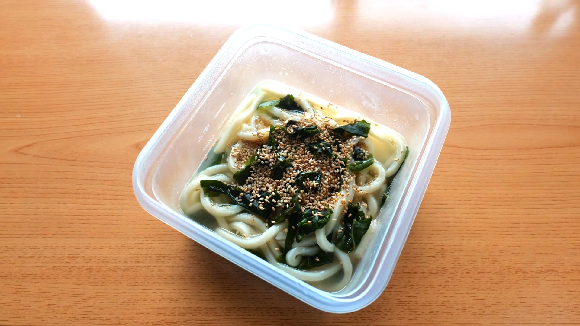 忙しい朝向き！レンジと容器で簡単「冷凍うどん」レシピ2つ