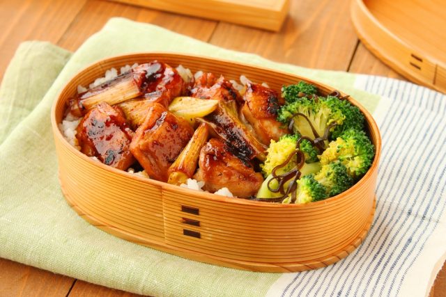 忙しい朝に大助かり！料理家かめ代さんのボリューム満点「丼弁当」3つ