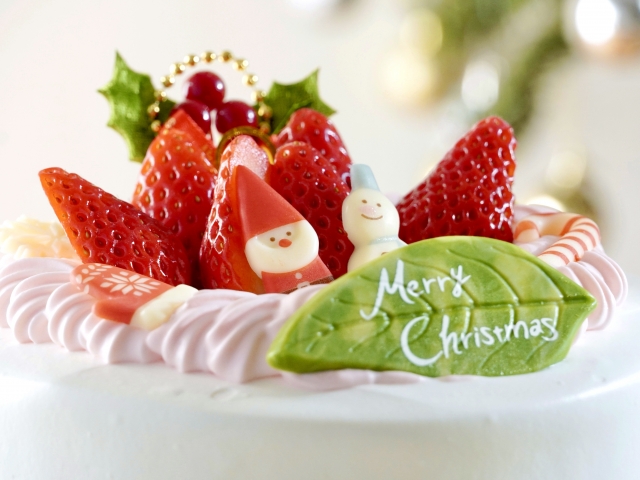 食べきりサイズ！クリスマスにぴったりなローソンの「小さめケーキ」