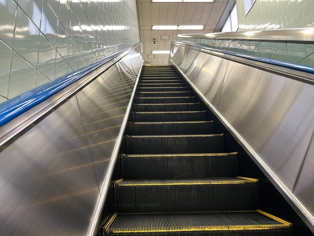 築地 エスカレーター