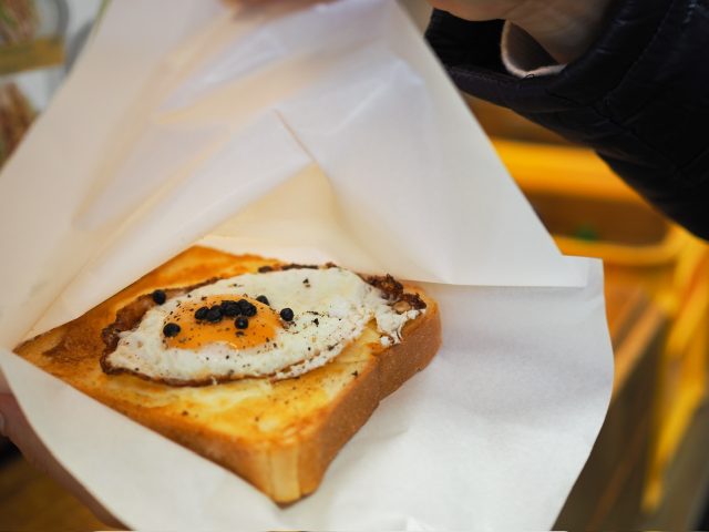 目玉焼きトースト 生ペッパー