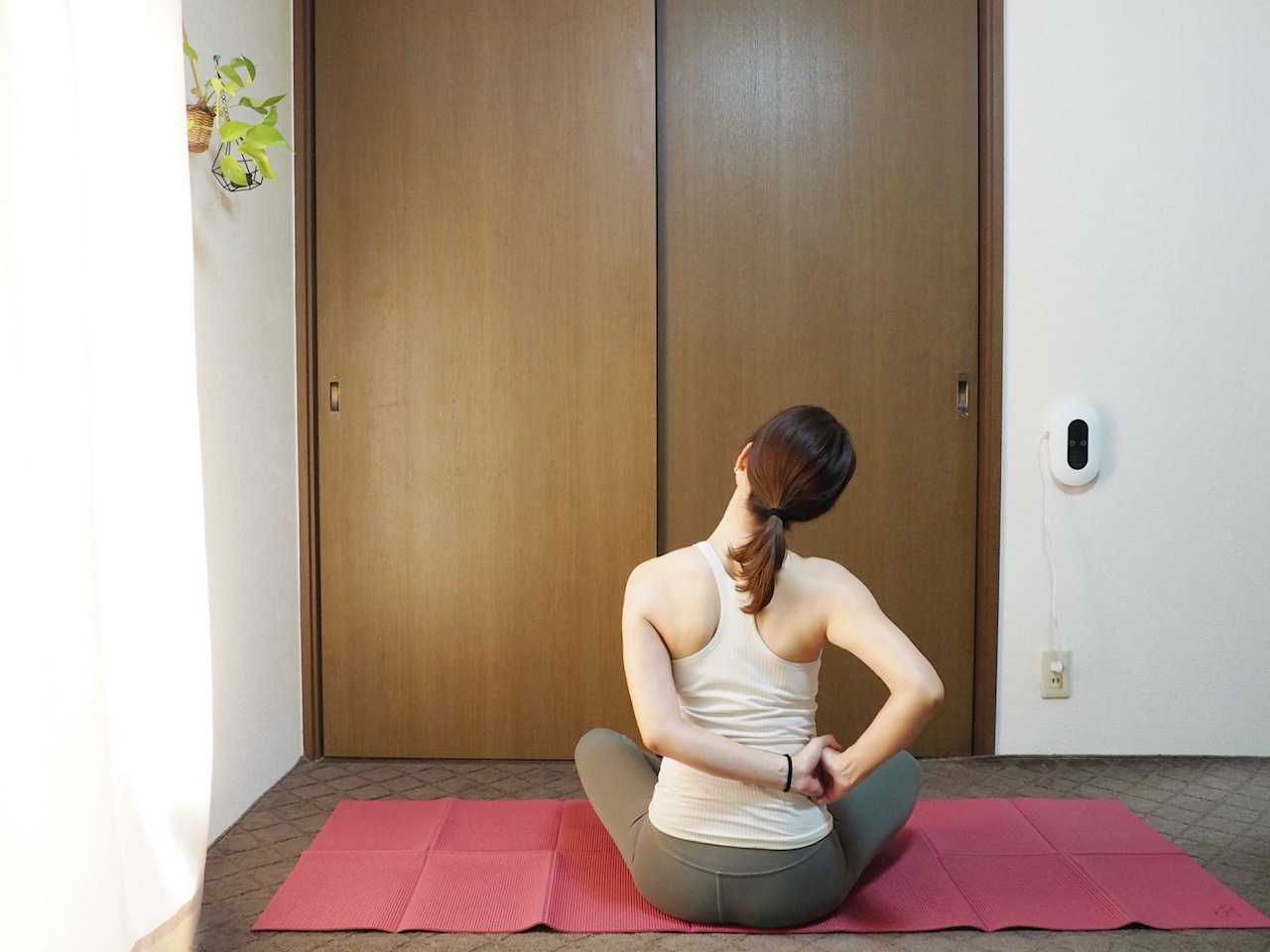 【硬く盛り上がった肩に】場所を選ばずできる！首と肩をほぐす簡単ストレッチ