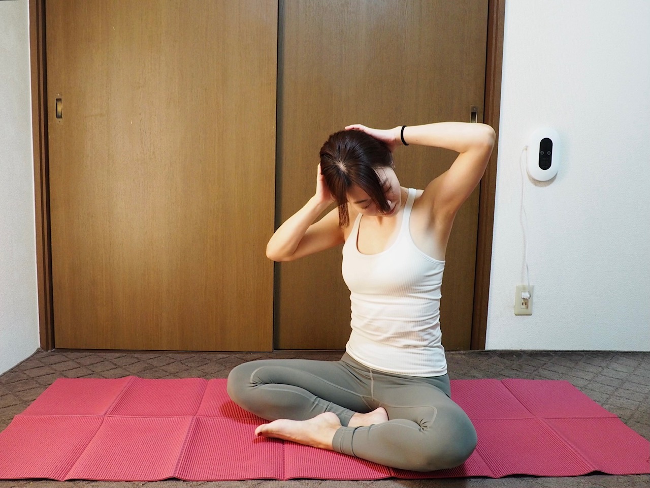 うつむき姿勢による凝りに効く！首の後ろと両サイドの筋肉をほぐすストレッチ