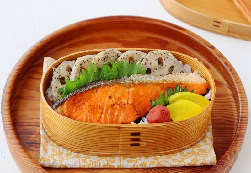 簡単な定番弁当「鮭の照り焼き」「れんこんのゆかり揚げ」2品弁当