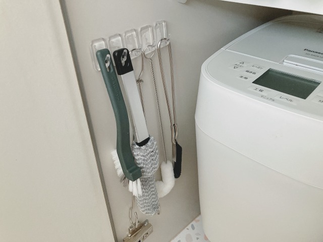 セリアの最新アイテムでお部屋が整う！「貼るだけ収納」3選