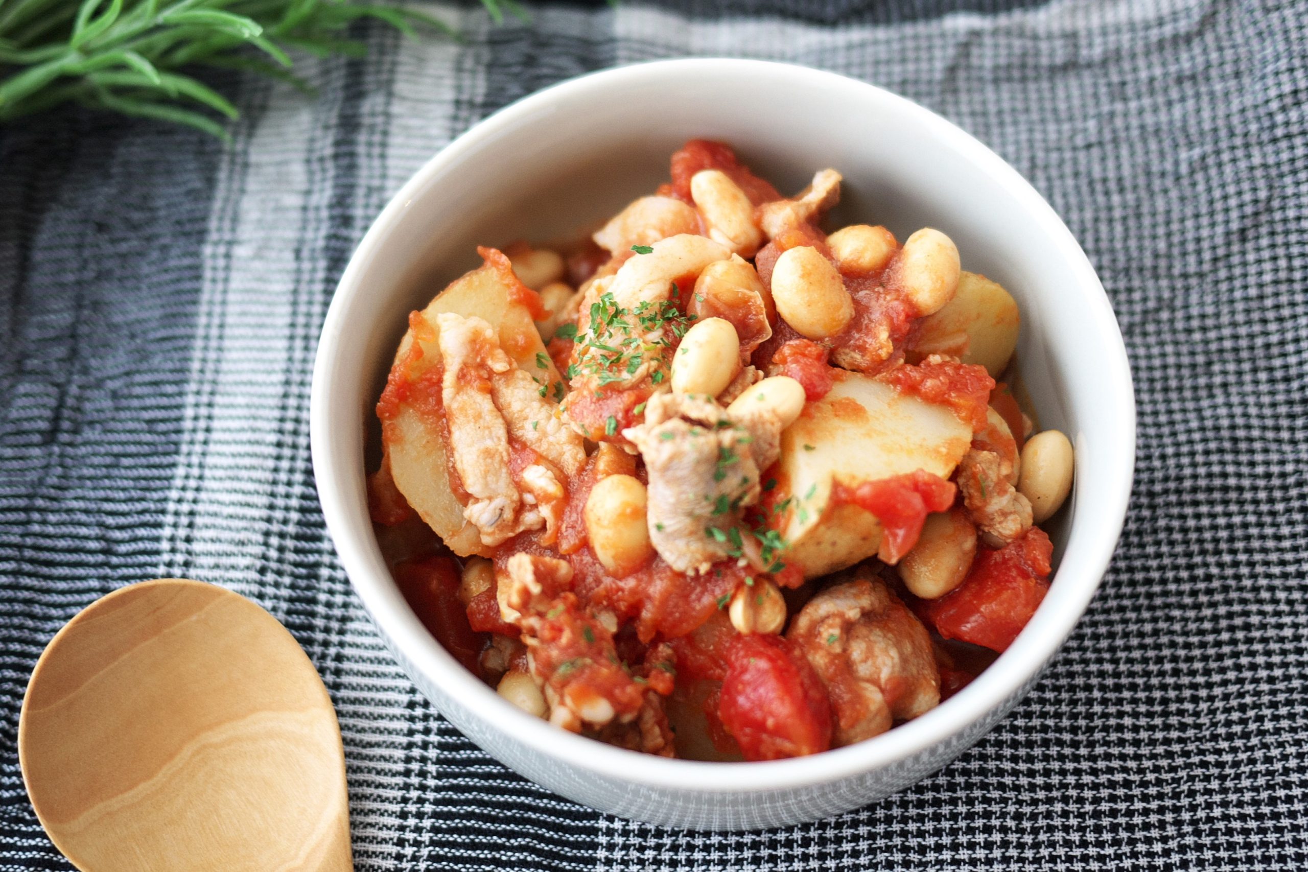 腸活ダイエットに♪レンジで簡単「豆と豚肉のトマト煮」