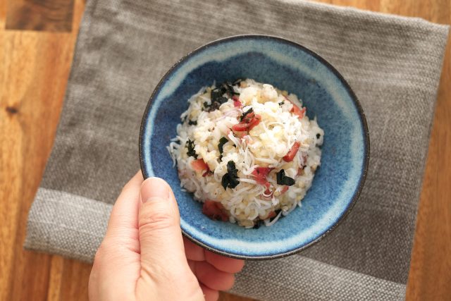 冷蔵庫にあるもので作れる！忙しい朝も簡単「混ぜご飯」レシピ3選
