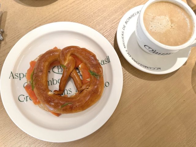 スモークサーモンとクリームチーズのプレッツェル