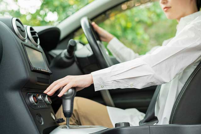 運転 女性 車