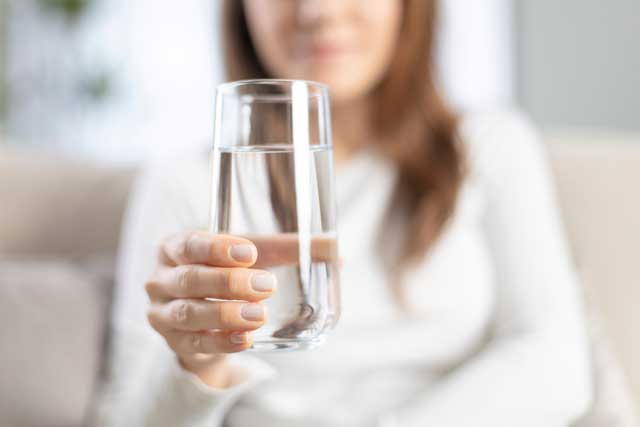 水を飲む