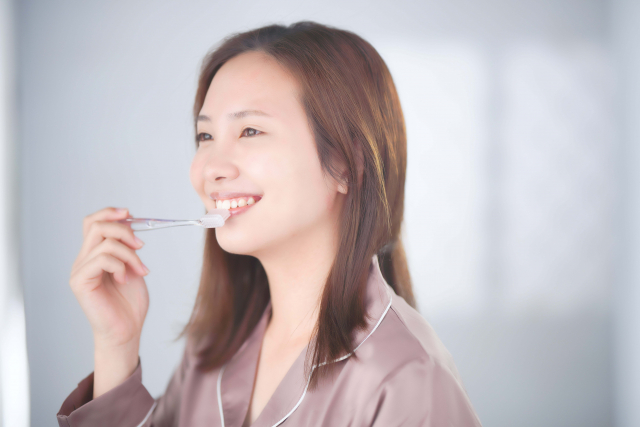 歯を磨く女性