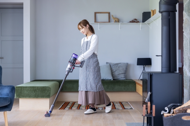 掃除をする女性